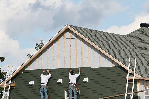Professional Emergency Siding Repair technician working in Mundelein, IL